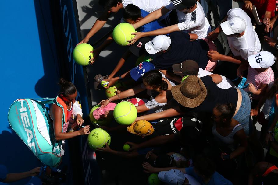 Roberta Vinci firma autografi al termine della partita vinta contro Irina Falconi. (Getty Images)